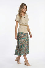 Cargar imagen en el visor de la galería, Conjunto de blusa beige con botones con falda estampada
