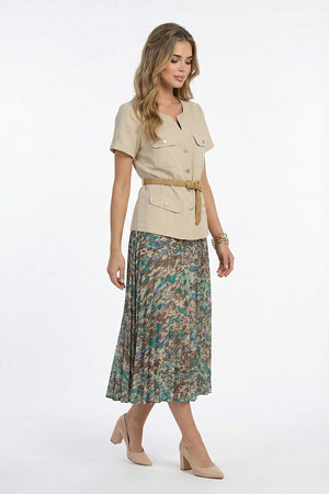 Conjunto de blusa beige con botones con falda estampada