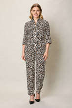 Cargar imagen en el visor de la galería, Blusa camisera con estampado animal manga 3/4