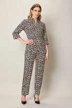 Cargar imagen en el visor de la galería, Blusa camisera con estampado animal manga 3/4