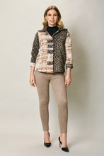 Cargar imagen en el visor de la galería, Abrigo casual estampado color café manga 3/4