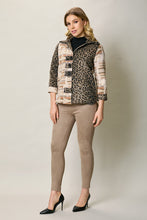 Cargar imagen en el visor de la galería, Abrigo casual estampado color café manga 3/4
