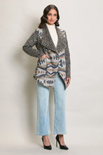 Cargar imagen en el visor de la galería, Abrigo invernal color azul estampado corte irregular