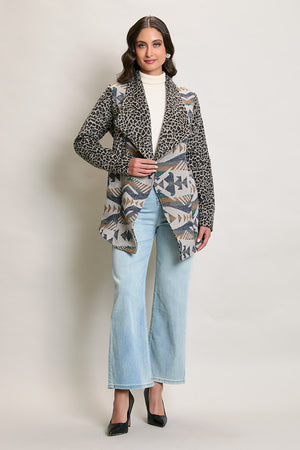 Abrigo invernal color azul estampado corte irregular