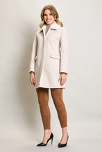 Cargar imagen en el visor de la galería, Abrigo largo invernal color beige cuello afelpado