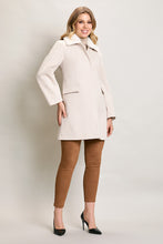 Cargar imagen en el visor de la galería, Abrigo largo invernal color beige cuello afelpado