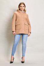 Cargar imagen en el visor de la galería, Abrigo corto color camel con bolsillos