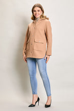 Cargar imagen en el visor de la galería, Abrigo corto color camel con bolsillos