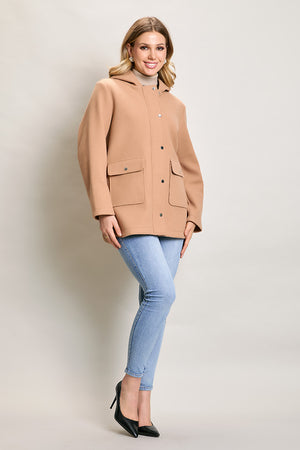 Abrigo corto color camel con bolsillos
