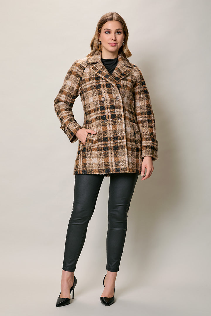 Abrigo corto casual cruzado color café con estampado
