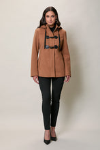 Cargar imagen en el visor de la galería, Abrigo invernal corto color café con botones y gorro