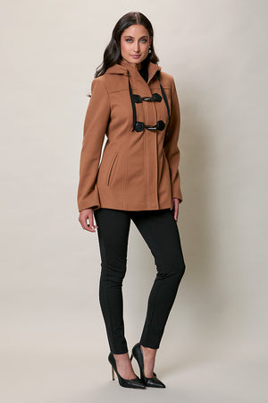 Abrigo invernal corto color café con botones y gorro