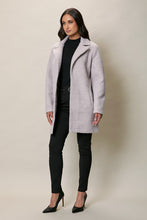 Cargar imagen en el visor de la galería, Abrigo largo invernal color gris tela afelpada