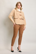 Cargar imagen en el visor de la galería, Abrigo corto color camel cuello redondo