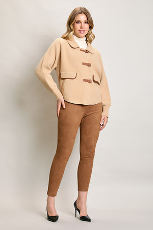 Abrigo corto color camel cuello redondo