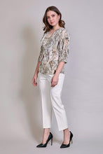 Cargar imagen en el visor de la galería, Blusa blanca con estampado color beige