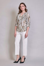 Cargar imagen en el visor de la galería, Blusa blanca con estampado color beige