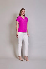 Cargar imagen en el visor de la galería, Blusa básica cuello V con botones color fiusha