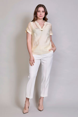 Blusa casual de manga corta de color beige