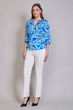 Cargar imagen en el visor de la galería, Blusa casual azul con estampado blanco manga 3/4