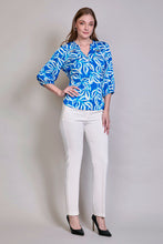 Cargar imagen en el visor de la galería, Blusa casual azul con estampado blanco manga 3/4