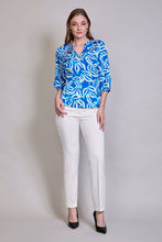 Cargar imagen en el visor de la galería, Blusa casual azul con estampado blanco manga 3/4