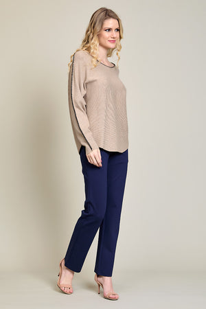 Blusa invernal manga larga color camel con bordado negro