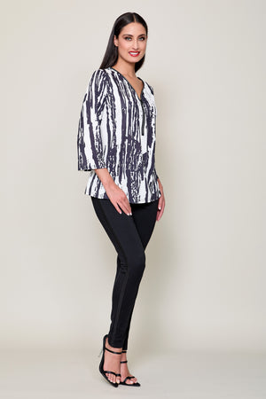 Blusa elegante con estampado azul y cierre al cuello