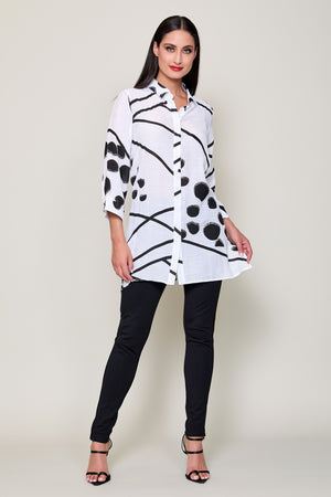 Camisa larga casual color blanco con estampado negro