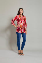 Cargar imagen en el visor de la galería, Camisa larga estampada con botones color rojo