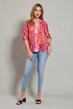 Cargar imagen en el visor de la galería, Camisa casual manga 3/4 con estampado color rojo