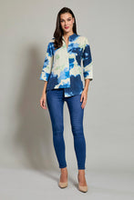 Cargar imagen en el visor de la galería, Blusa casual corte sesgado color azul con estampado