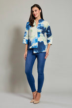 Cargar imagen en el visor de la galería, Blusa casual corte sesgado color azul con estampado