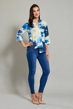 Cargar imagen en el visor de la galería, Blusa casual corte sesgado color azul con estampado