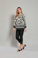 Cargar imagen en el visor de la galería, Camisa casual color negro con estamado manga larga