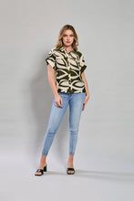 Cargar imagen en el visor de la galería, Camisa casual media manga color beige con estampado