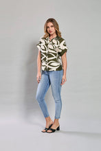 Cargar imagen en el visor de la galería, Camisa casual media manga color beige con estampado