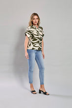 Cargar imagen en el visor de la galería, Camisa casual media manga color beige con estampado