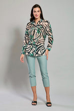 Cargar imagen en el visor de la galería, Blusa beige ligera con estampado colorido