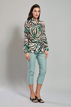 Cargar imagen en el visor de la galería, Blusa beige ligera con estampado colorido