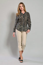 Cargar imagen en el visor de la galería, Blusa negra ligera manga larga animal print