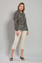 Cargar imagen en el visor de la galería, Blusa negra ligera manga larga animal print