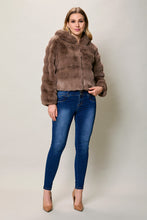 Cargar imagen en el visor de la galería, Chamarra casual afelpada color café con gorro