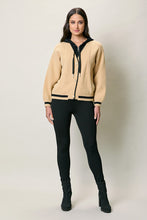 Cargar imagen en el visor de la galería, Chamarra casual color camel con gorro y jareta