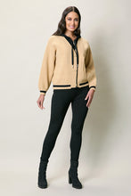 Cargar imagen en el visor de la galería, Chamarra casual color camel con gorro y jareta