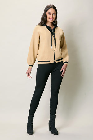 Chamarra casual color camel con gorro y jareta