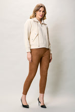 Cargar imagen en el visor de la galería, Chamarra invernal color hueso con cierre