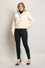 Cargar imagen en el visor de la galería, Chamarra corta casual color hueso con botones