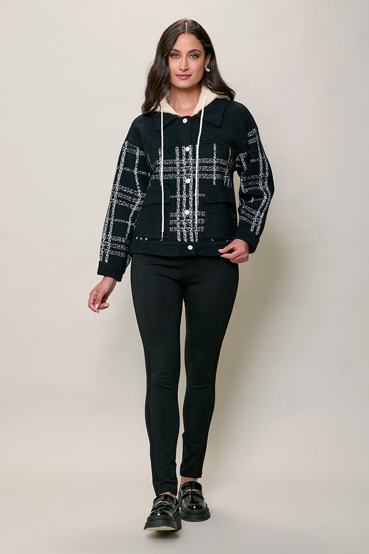 Chamarra casual color negro con estampado y gorro