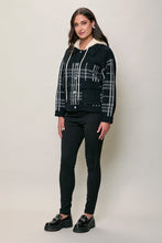 Cargar imagen en el visor de la galería, Chamarra casual color negro con estampado y gorro